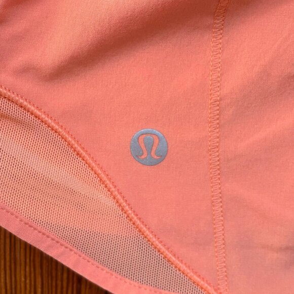 Lululemon Hotty Hot High-Rise Short 2.5" in Sunny Coral, Size 6 - Picture 5 of 5